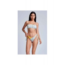 Bikini a fascia bianco vista anteriore indossato