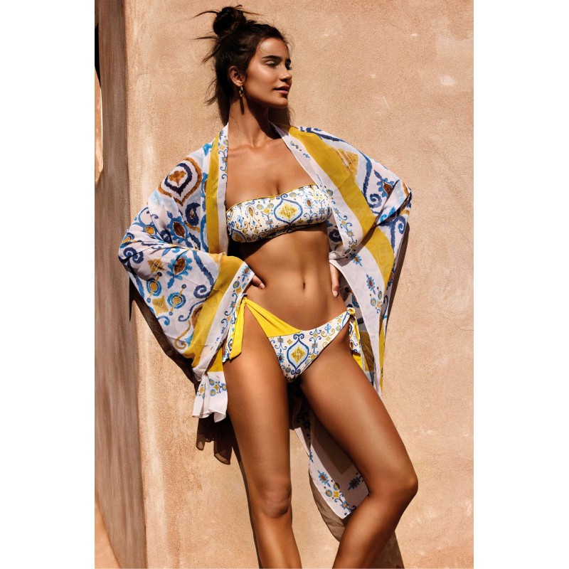 Bikini a fascia bianco vista anteriore indossato