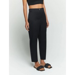 Pantaloni semi aderente con elastico nero vista anteriore indossato