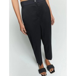 Pantaloni semi aderente con elastico nero vista anteriore indossato in primo piano
