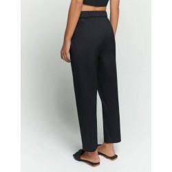 Pantaloni semi aderente con elastico nero vista posteriore indossato