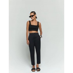 Pantaloni semi aderente con elastico nero vista anteriore indossato