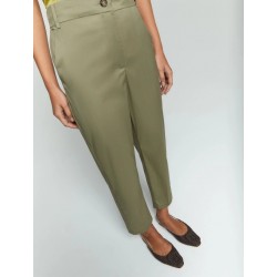 Pantaloni semi aderente misto lino kaki visto anteriore indossato in primo piano