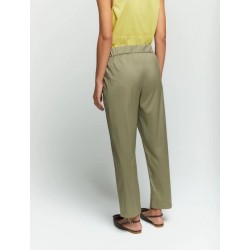 Pantaloni semi aderente misto lino kaki visto posteriore indossato