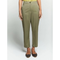 Pantaloni semi aderente misto lino kaki visto anteriore indossato