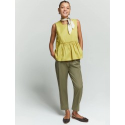Pantaloni semi aderente misto lino kaki visto anteriore indossato