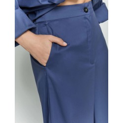 Pantaloni palazzo blu in cotone popeline vista anteriore indossato in primo piano le tasche