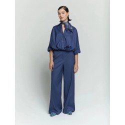 Pantaloni palazzo blu in cotone popeline vista anteriore indossato completo con la sua camicia