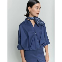 Camicia morbida stile bomber in cotone popeline blu vista anteriore indossata