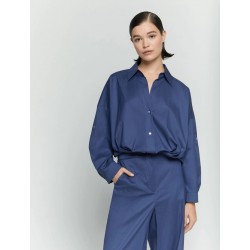 Camicia morbida stile bomber in cotone popeline blu vista anteriore indossata