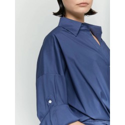 Camicia morbida stile bomber in cotone popeline blu vista anteriore indossata in primo piano