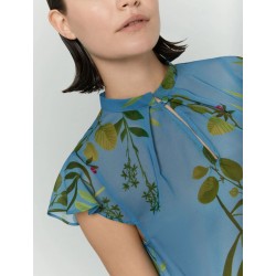 Blusa in chiffon collo alla coreana azzurro vista anteriore indossato in primo piano dello scollo
