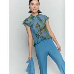Blusa in chiffon collo alla coreana azzurro vista anteriore indossato