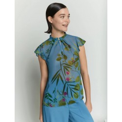 Blusa in chiffon collo alla coreana azzurro vista anteriore indossato