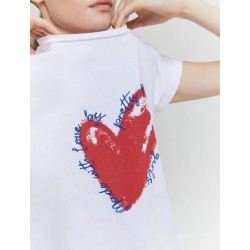 T-shirt in cotone stampata bianca  vista anteriore indossata in primo piano dei dettagli