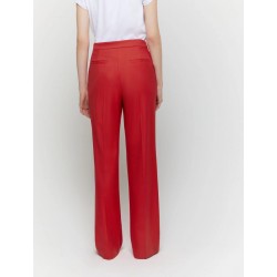 Pantaloni in tessuto stretch rosso vista posteriore indossato