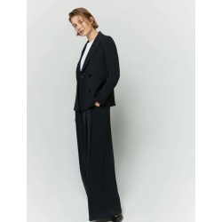 Blazer doppiopetto in crepe nero vista anteriore indossato laterale in coordinato il suo pantalone