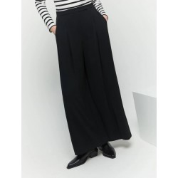 Pantaloni wide leg in crepe nero vista anteriore indossato