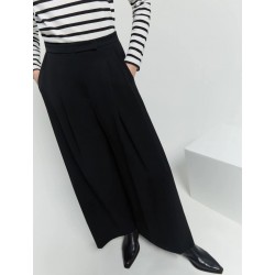 Pantaloni wide leg in crepe nero vista anteriore indossato in primo piano
