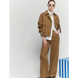 Giacca trench in cottone marrone vista anteriore indossata