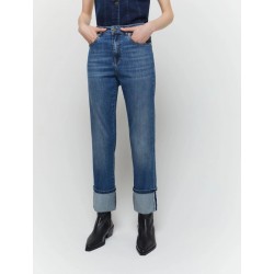 Jeans dritto straight con piegone blu vista anteriore indossato