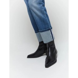 Jeans dritto straight con piegone blu vista anteriore indossato in primo piano il piegone