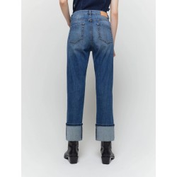 Jeans dritto straight con piegone blu vista posteriore indossato