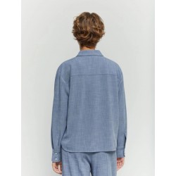 Camicia morbida in tessuto stretch azzurro vista posteriore indossato coordinato con il pantalone