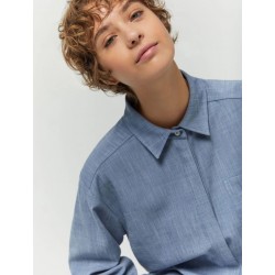 Camicia morbida in tessuto stretch azzurro vista anteriore indossato coordinato con il pantalone in primo piano il colletto