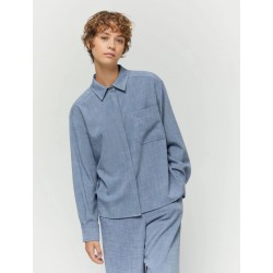 Camicia morbida in tessuto stretch azzurro vista anteriore indossato coordinato con il pantalone