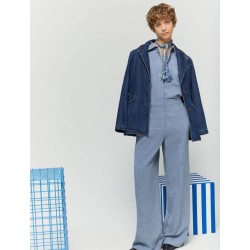 Pantaloni svasati azzurro vista anteriore indossato coordinato con la sua camicia