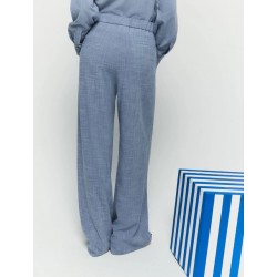 Pantaloni svasati azzurro vista posteriore indossato
