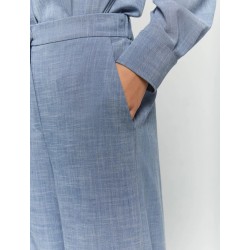 Pantaloni svasati azzurro vista anteriore indossato in primo piano della tasca
