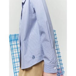 Camicia dritta in cotone a righe con strass blu vista anteriore indossato in primo piano del ricamo