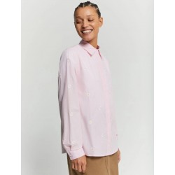 Camicia in cotone popeline ricamata a margherita rosa vista anteriore indossato