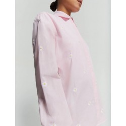 Camicia in cotone popeline ricamata a margherita rosa vista anteriore indossato in primo piano del ricamo