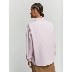 Camicia in cotone popeline ricamata a margherita rosa vista posteriore indossato