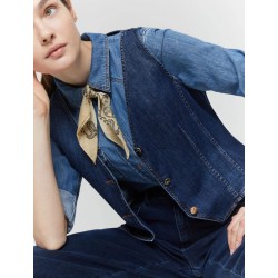 Panciotto in denim aderente blu jeans vista anteriore indossato