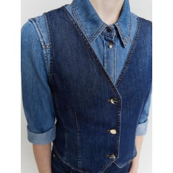 Panciotto in denim aderente blu jeans vista anteriore indossato in primo piano