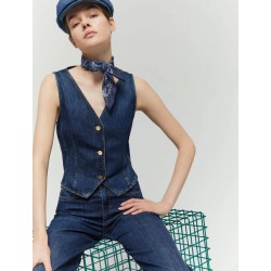 Panciotto in denim aderente blu jeans vista anteriore indossato