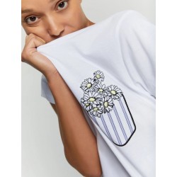 T-shirt in cotone stampata e ricamata bianca vista anteriore indossato in primo piano i dettagli del ricamo e stampa