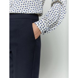 Pantaloni semiaderente blu vista anteriore indossato in  primo piano le tasche