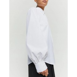 Camicia morbida dritta in cotone bianco vista indossata anteriore primo piano della manica