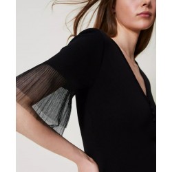 Abito corto in maglia con manica in tulle nero vista anteriore indossata in primo piano la manica