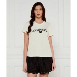 T-shirt con scritta in paillettes panna mezza manica vista anteriore indossata