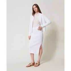 Gonna longuette in maglia bianco vista anteriore indossata coordinato con il suo cardigan