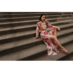 Blusa corta chiffon fantasia astratta fragola vista indossata anteriore con il suo gonnellone