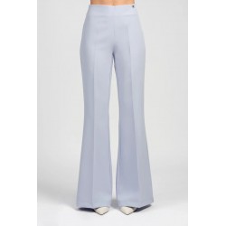 Pantalone a zampa lilla vista anteriore indossato in primo piano