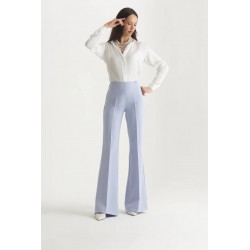 Pantalone a zampa lilla vista anteriore indossato