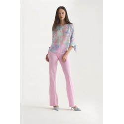 Pantalone classico rosa vista anteriore indossato
